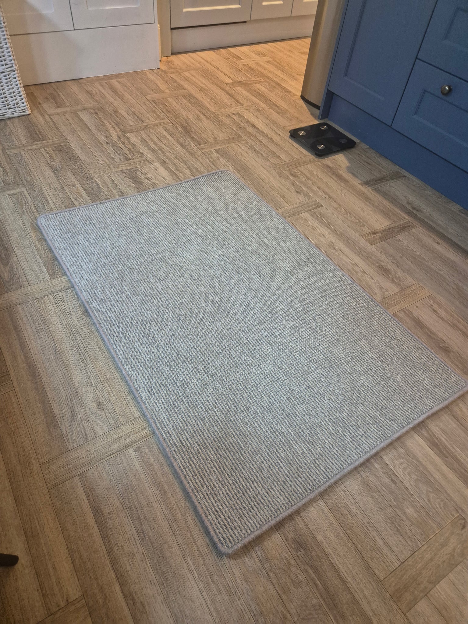 Mid grey bespoke sized rug with whipped edge - designer style R103